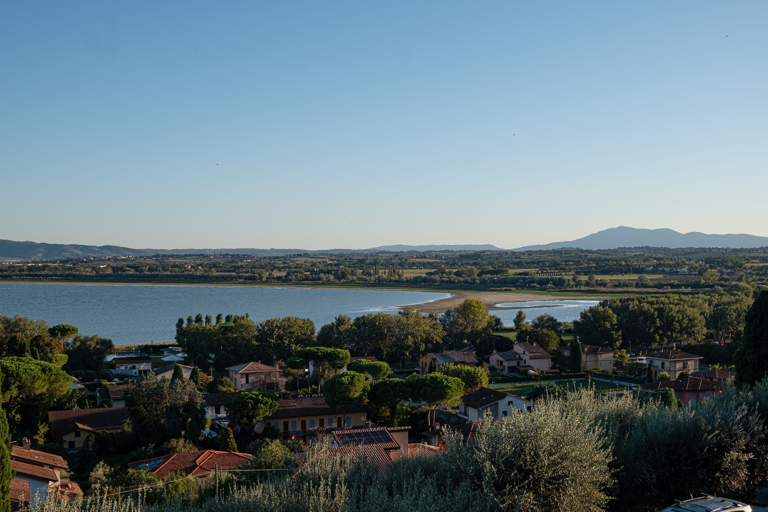 Blick über Castiglione auf den See – breite Uferzone bei Niedrigwasser